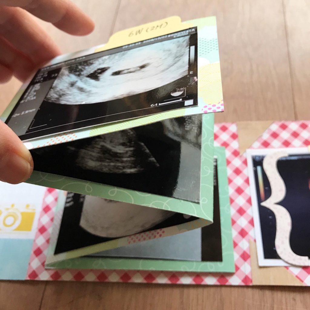 エコー写真のミニブックを母子手帳へ貼る