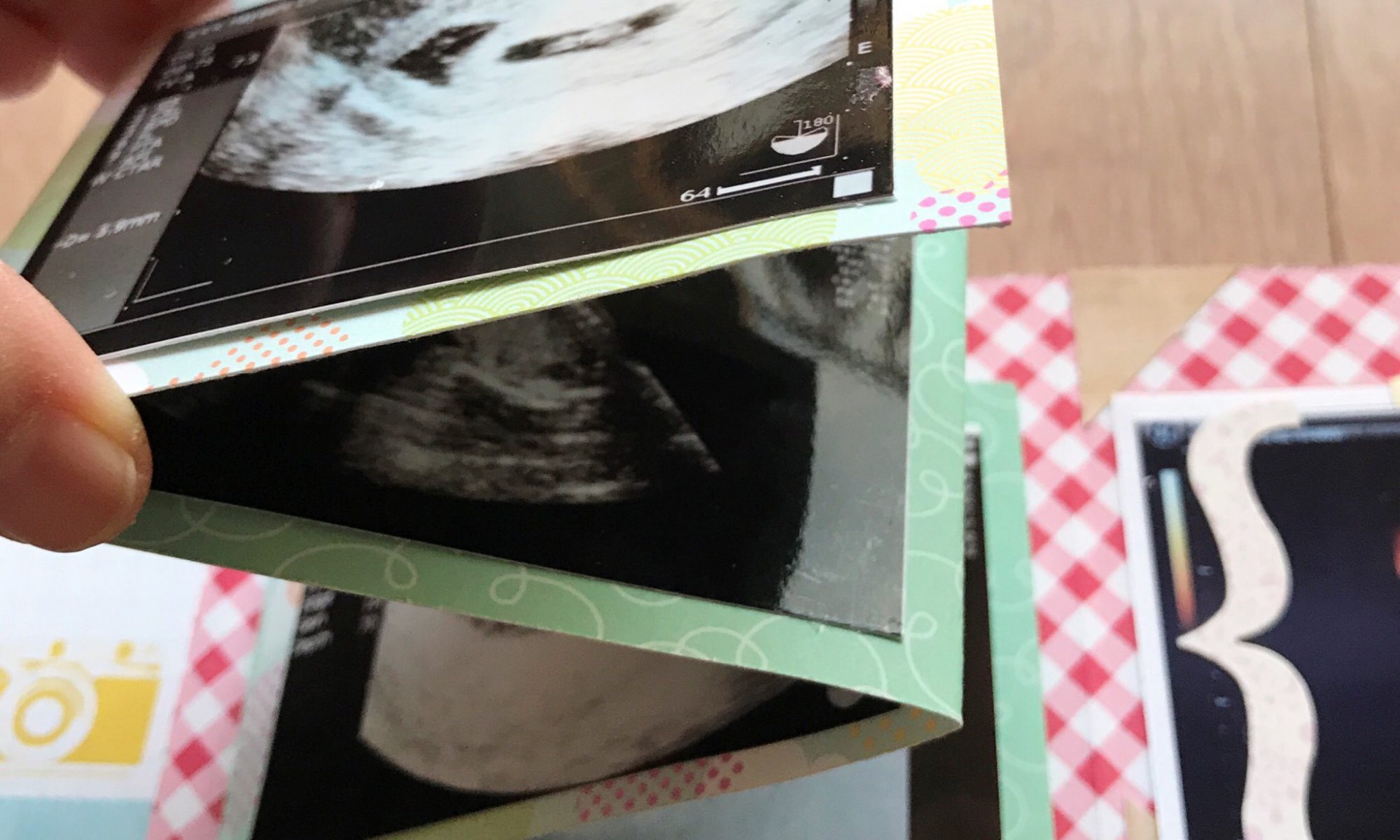 エコー写真のミニブックを母子手帳へ貼る